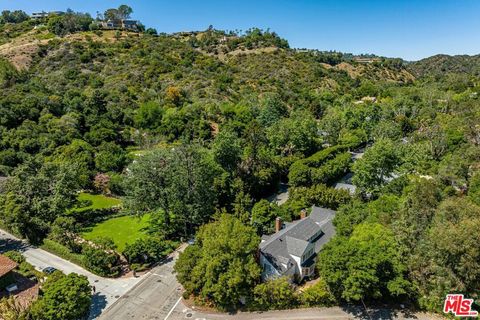 Photo of 1000 STONE CANYON Road, Los Angeles, CA 90077 (MLS # 22145893)