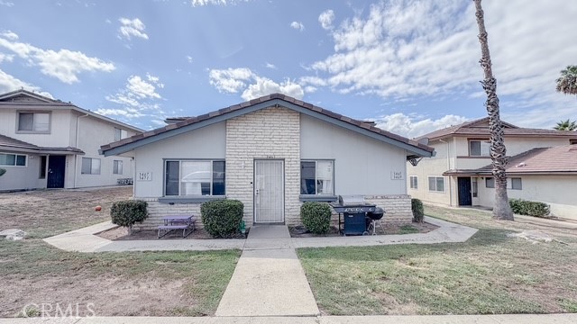 Great condo for first time buyer or investor. Single Story condo with 2 Beds and 1 bath. Currently occupied. Please do not disturb tenant.