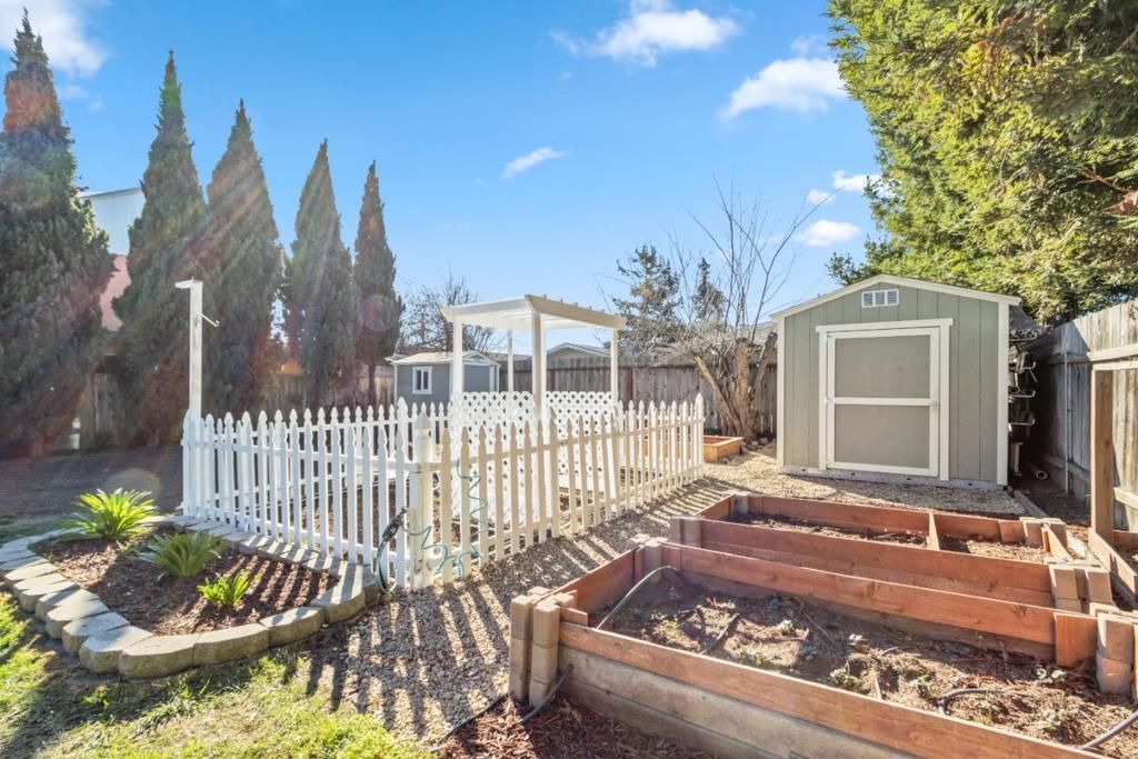 listing image 130721747479853741815