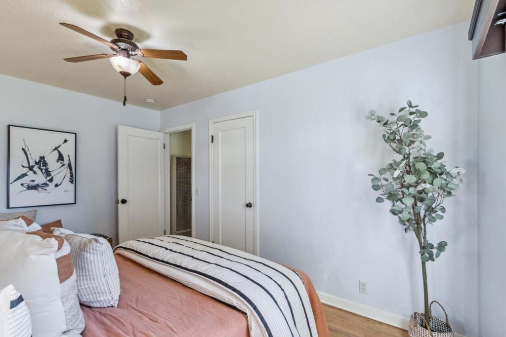 listing image 130723547867857101677