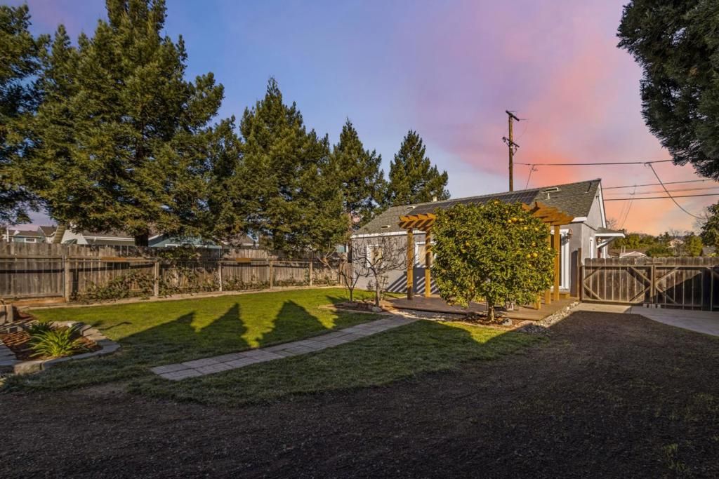 listing image 130725360831940153100