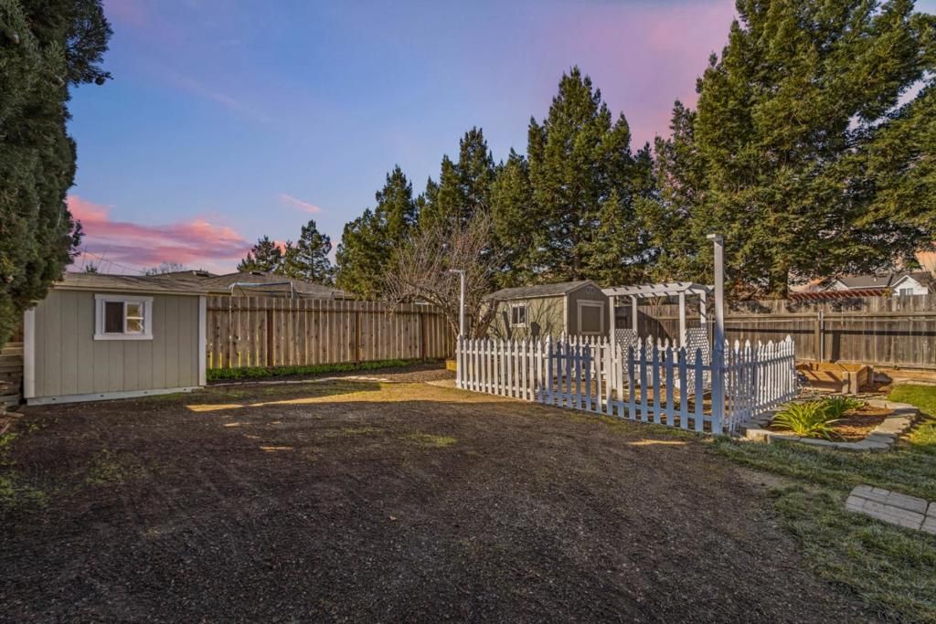 listing image 130725261275073246110