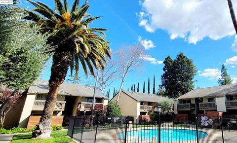 Photo of 2734 Oak Rd Rd #105, Walnut Creek, CA 94597 (MLS # 41119667)