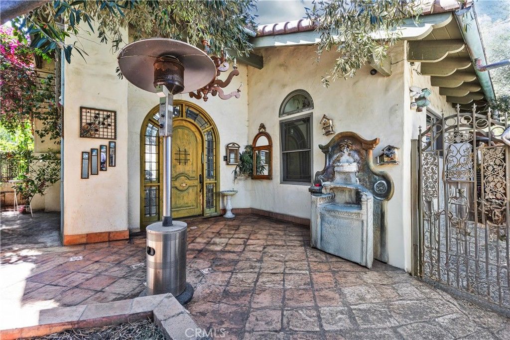 Photo of 5457 Encino Avenue, Encino, CA 91316 (MLS # SR25165874)
