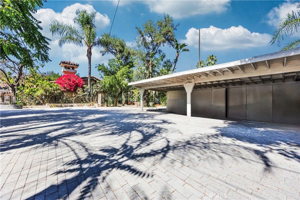 Photo of 5457 Encino Avenue, Encino, CA 91316 (MLS # SR25165874)