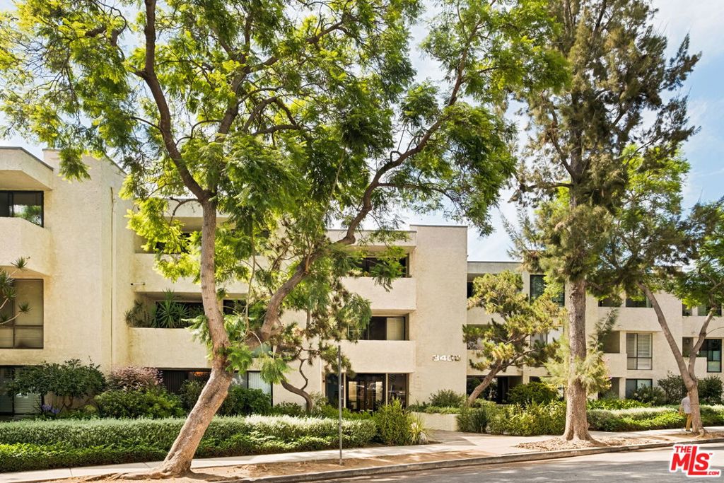 8400 De Longpre Avenue 310