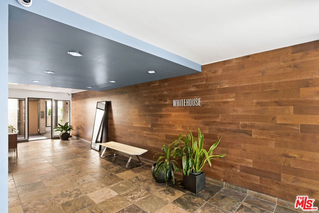 8400 De Longpre Avenue 310