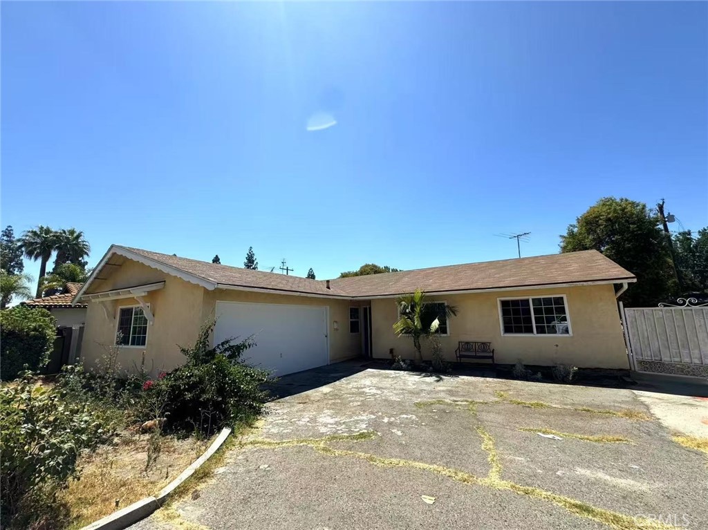 Charming 3-bed, 2-bath single-story gem nestled on a generous 8,959?sq?ft lot in Pomona. Enjoy easy access to Claremont, Montclair Plaza, freeways, and Ontario International Airport—where convenience meets vintage appeal in one irresistible package.