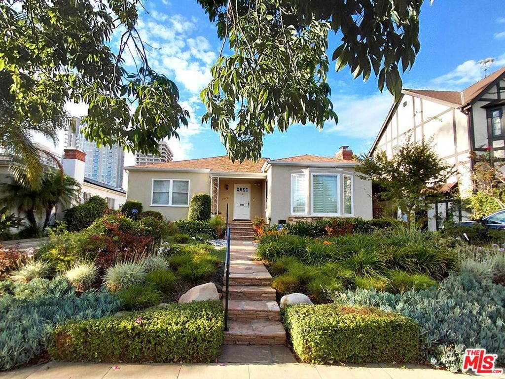 Photo of 10735 Rochester Avenue, Los Angeles, CA 90024 (MLS # 25594733)