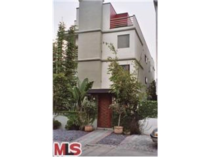 Best street and location in MDR Peninsula walk to everything. The moment you enter the bldg you are in a very tranquil environment with an Asian inspired garden, antique door. The bright lower studio has it all for the most concerning of guest. Fully furnished with a queen size bed, 45" plasma TV, wireless INTERNET, Direct TV, plenty of closet space, stove top and small portable oven, and refrigerator. French doors open to the garden. Base rent does not include fixed utility cost