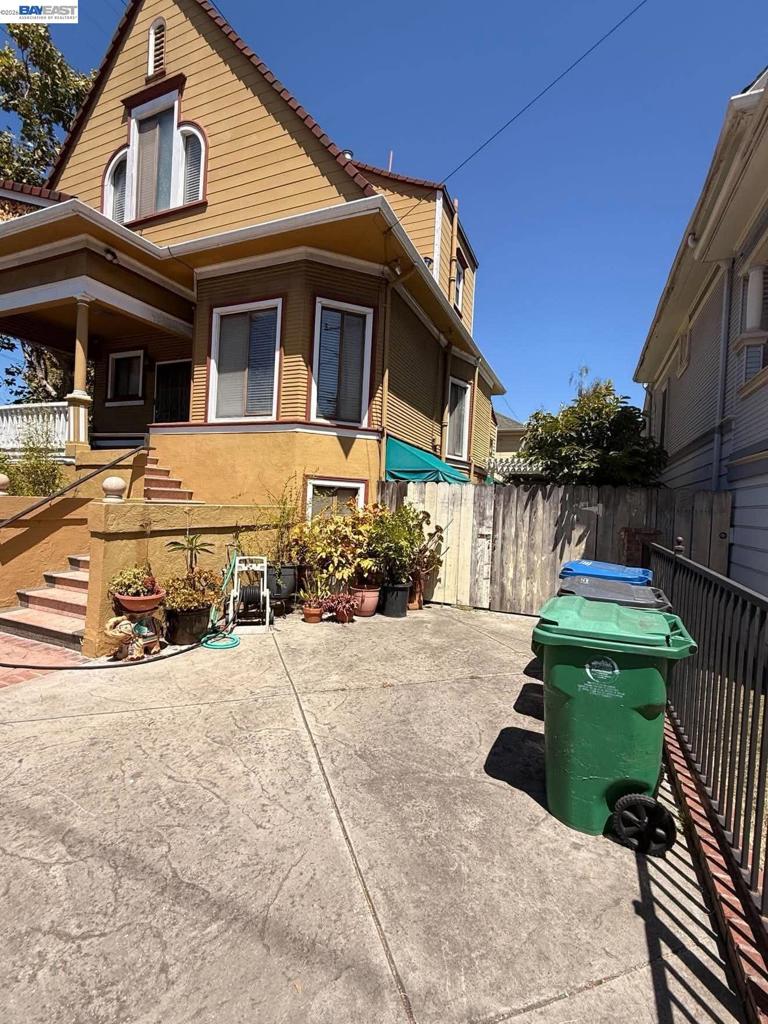 1722 Bay