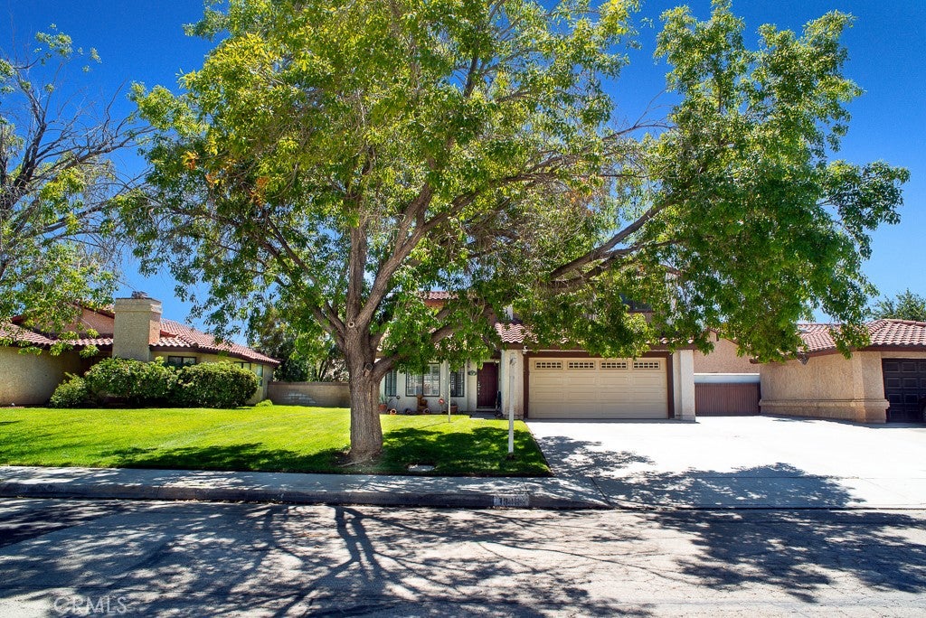 1046 E Avenue J6