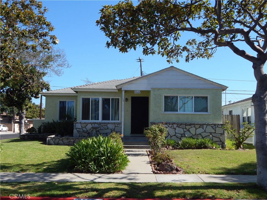 Nice clean home in move in condition including hardwood floors as well as a family room and a living room. This home has approx 1900 sq. feet and has fresh paint inside in nice neutral colors. Prime area of North Torrance as homes show pride of ownership. This is one you will not want to miss. This home offers AC as well as forced air heating. The schools are within walking distance except North High School. It is also about 4 miles from the Beach!!!
Tenant must have excellent credit as well as good cash reserves. No pets of any kind and no smoking will be permitted.
