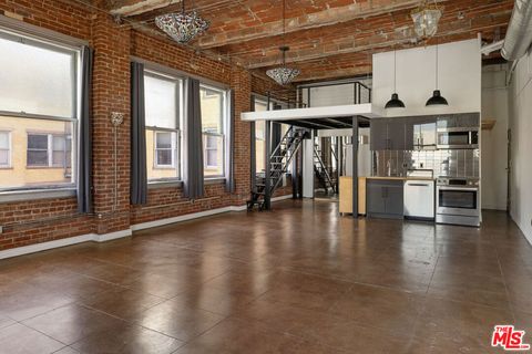 Photo of 215 W 7th Street #1302, Los Angeles, CA 90014 (MLS # 26665605)