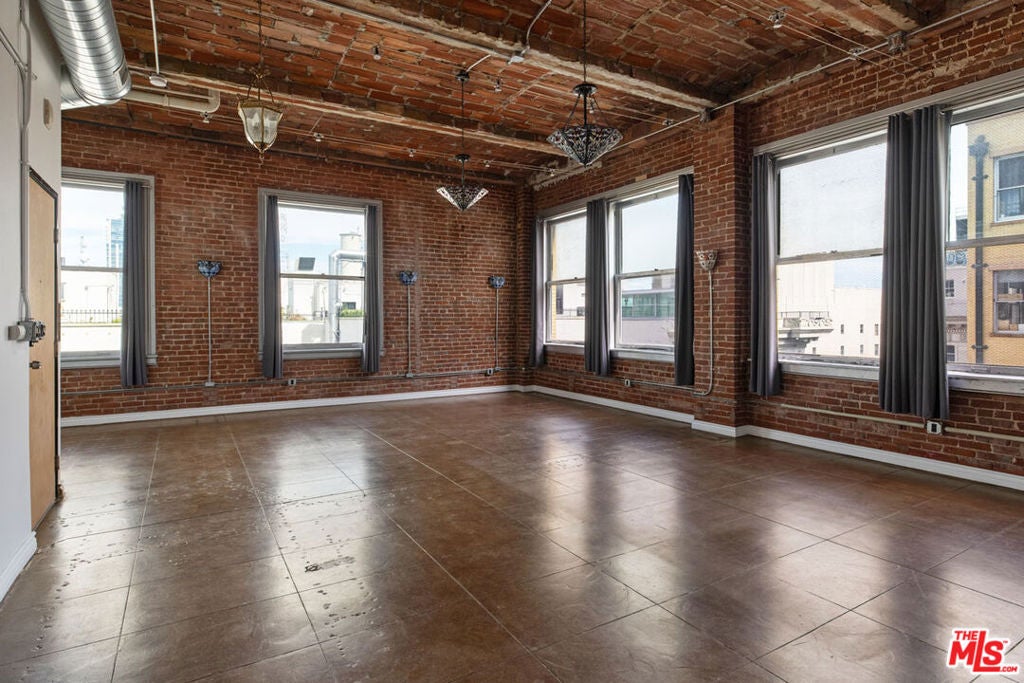 215 W 7th Street