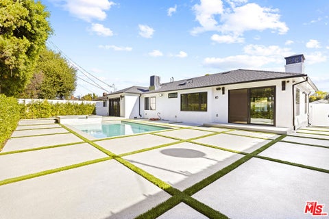 Photo of 4919 Noeline Avenue, Encino, CA 91436 (MLS # 26104786)