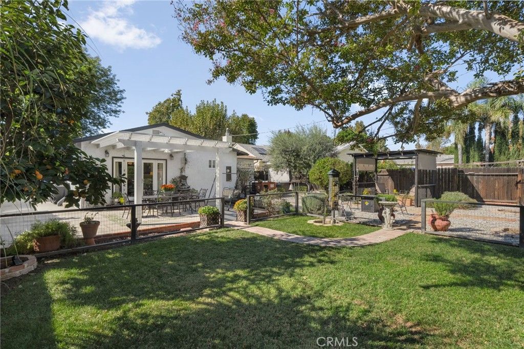 Photo of 7028 Encino Ave, Lake Balboa, CA 91406 (MLS # SR25243070)