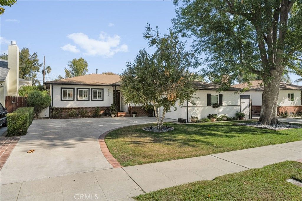 Photo of 7028 Encino Ave, Lake Balboa, CA 91406 (MLS # SR25243070)