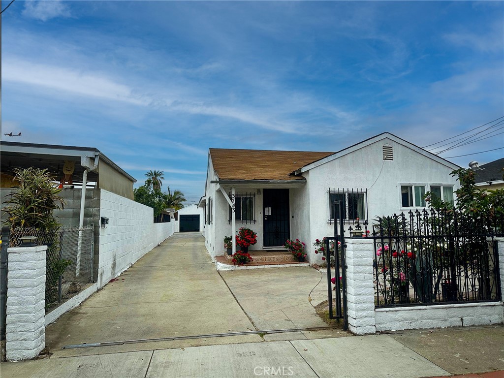 Income Property Near LAX & SoFi Stadium – 2 Units | Prime Inglewood Location
Welcome to 3743 W 112th St, Inglewood – a fantastic opportunity to own a duplex in one of the most desirable and up-and-coming neighborhoods in the area. Each unit features 2 spacious bedrooms, 1 full bathroom, plus an additional bonus room, perfect for a home office, guest space, or creative studio.
Nestled on a quiet residential street, this property offers both comfort and convenience. Just minutes from LAX, SoFi Stadium, The Forum, and Hollywood Park, it's ideal for homeowners or investors looking for long-term value and rental income potential.
Enjoy the charm of a peaceful neighborhood with easy access to major freeways, public transportation, shopping, and dining.
Key Features:
2 Units – Each with 2 Beds + 1 Bath + Bonus Room
Separate entrances and great layout for privacy
Close to LAX, SoFi Stadium, and major transit routes
Located in a quiet, well-maintained neighborhood
Excellent income-producing opportunity or live in one, rent the other