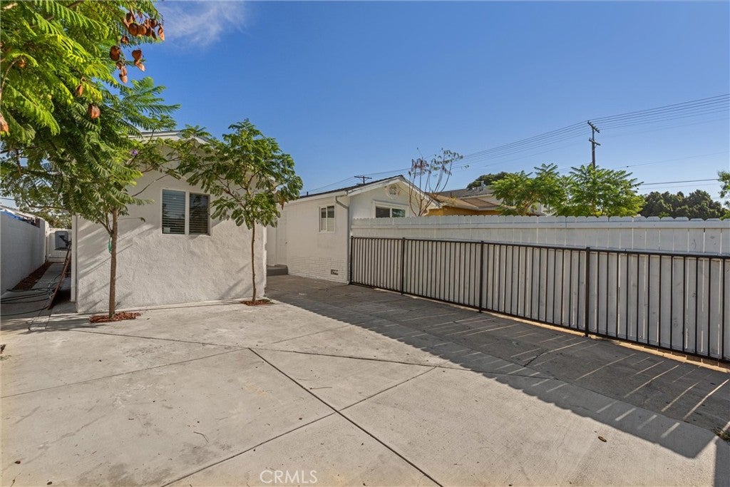 1143 E 106th Street