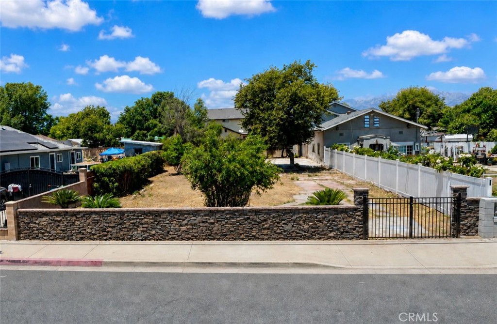 949 W Grand Ave