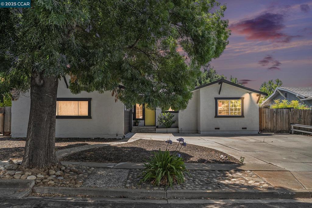 Super cute 3bed/2bath with newer luxury vinyl flooring, updated kitchen and baths dual pane windows, new AC unit and water heater. Entertainer's backyard with sparkling pool, jacuzzi, slide and waterfall with trellis and firepit. Most of the funiture including washer & dryer can stay with property if new buyer wants. Low electricity bills with leased solar.