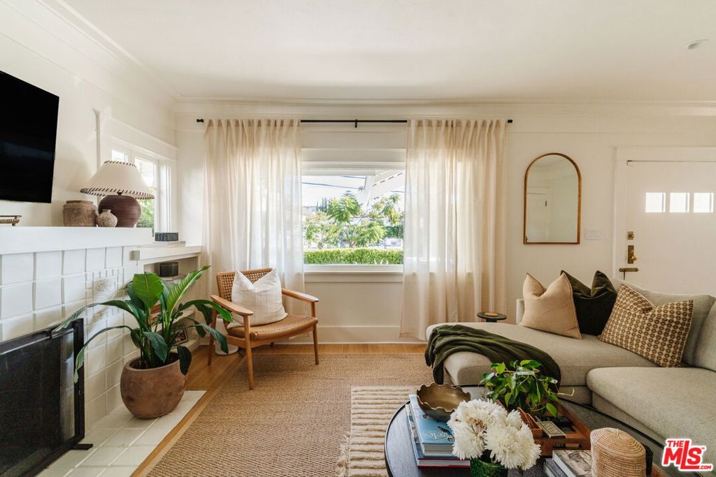 1535 N Gardner Street