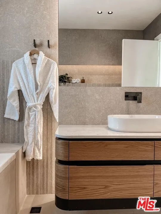 99400, United States, 5 Bedrooms Bedrooms, ,5 BathroomsBathrooms,Residential,Active,91921