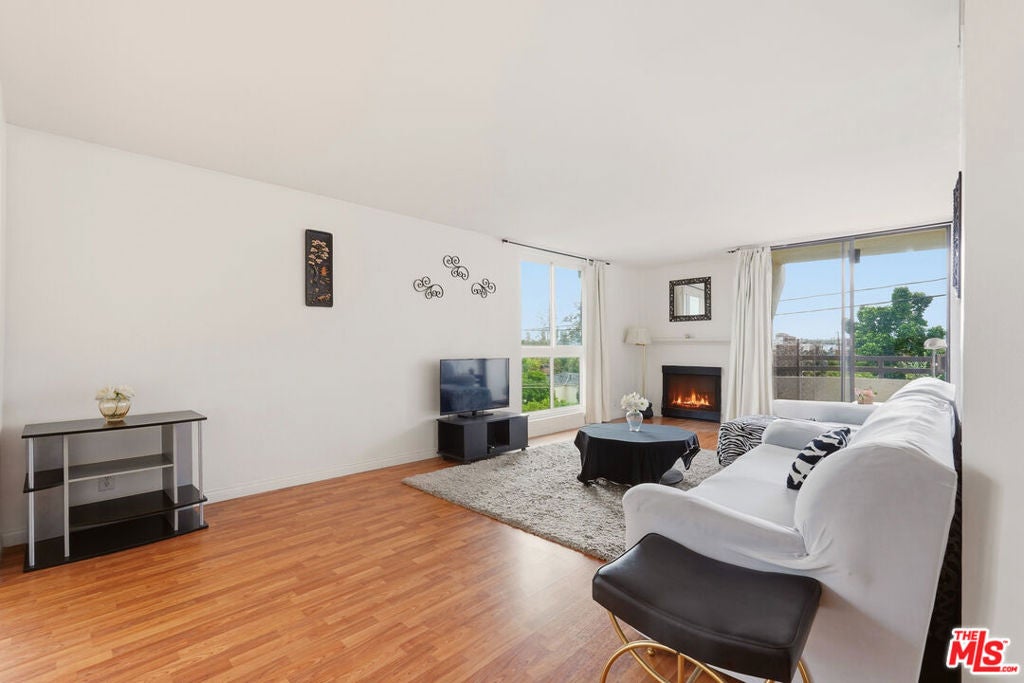 911 N Kings Road 310