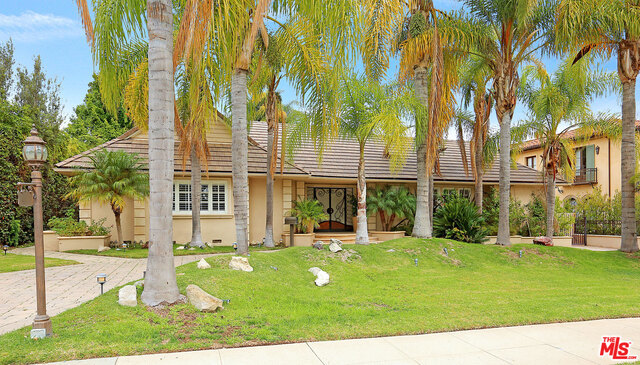 RARE FIND! SPACIOUS 1 LEVEL CONTEMPORARY SET ON A DEEP LUSHLY-FOLIATED LOT W/90FT FRONTAGE ON A HIGHLY DESIRABLE CENTRAL FLATS ROAD PROXIMATE TO THE BEST OF THE BEVERLY HILLS AND THE WESTSIDE! SUNLIT RMS WITH HIGH CEILINGS & WOOD FLOORS. OPEN FLOOR PLAN FOR INTENSE ENTERTAINING. 4 EN SUITE BDRMS + MAID'S QUARTERS + OUTDOOR GUEST RM/BA. HUGE ENTRY FOYER + SEP LARGE BAR RM. VOLUMINOUS VAULTED CLNG LIVING RM AND FAM RM LEAD TO MAGNIFICENT TROPICAL GROUNDS W/PATIOS/LAWNS/PL/SPA/GUEST SUITE.