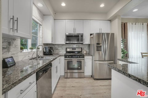 Photo of 22755 Walnut Park Lane, Newhall, CA 91321 (MLS # 26835529)