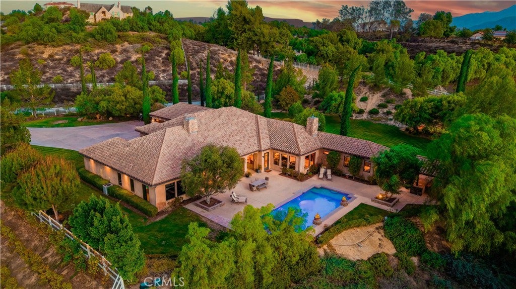 41945 Calle Contento