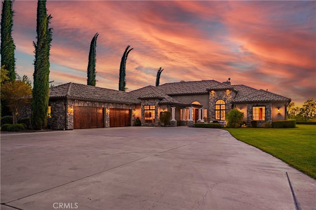 41945 Calle Contento