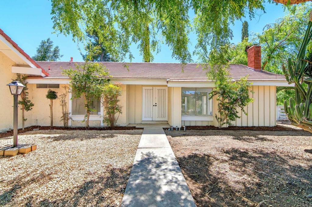 37985 Avenida Bravura