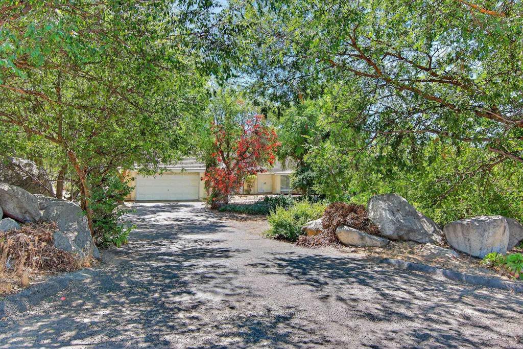 37985 Avenida Bravura