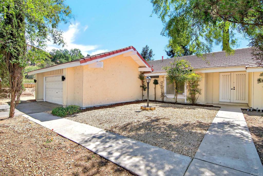 37985 Avenida Bravura