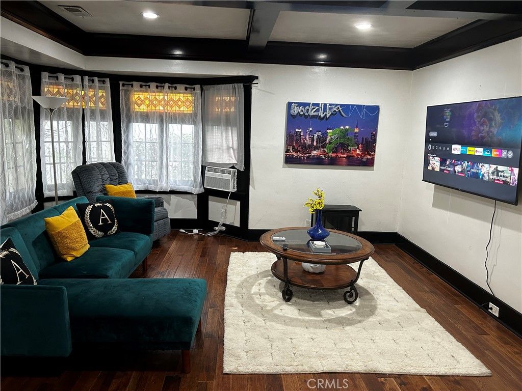 Photo of 4727 Oakwood Avenue, Los Angeles, CA 90004 (MLS # SR25103354)