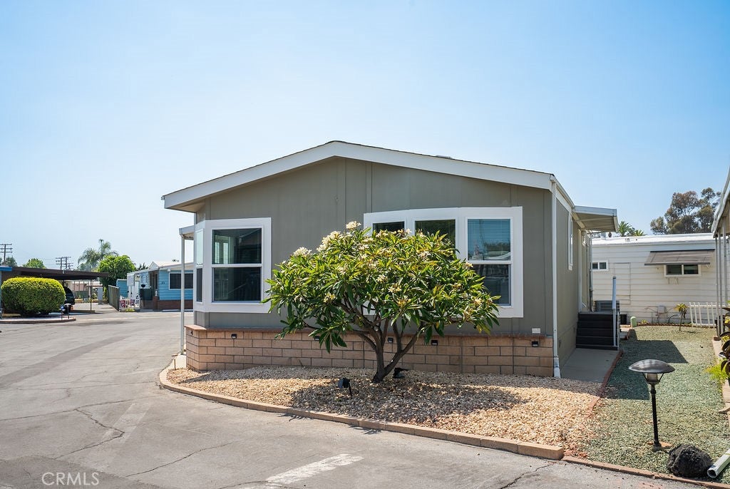 840 E Foothill 84