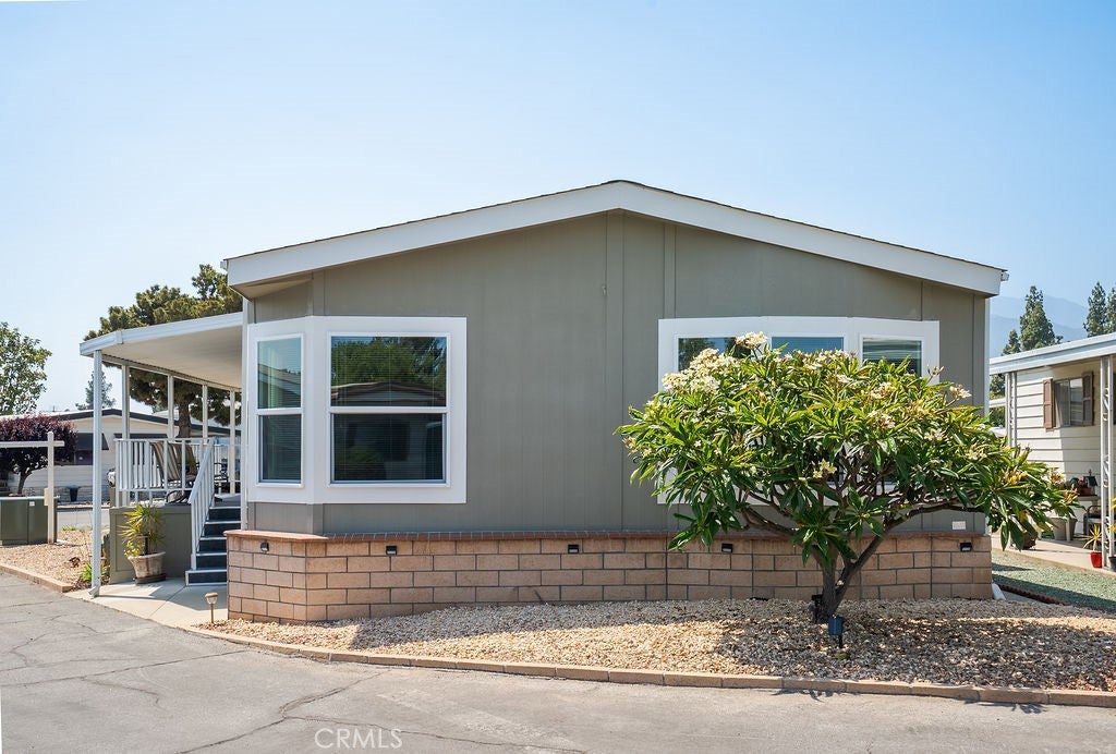 840 E Foothill 84