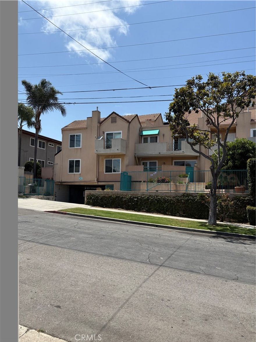 EXCELLENT INGLEWOOD LOCATION CLOSE TO SHOPPING. TRANSPORTATION, FREEWAYS AND SCHOOLS. ENCHANTING UNIT WITH PRIVACY AND HOMESTYLE LIVING. THIS UNIT IS CLOSE TO 3 MAJOR ENTERTAINMENT CENTERS.PRICE REDUCED TO SELL FAST.