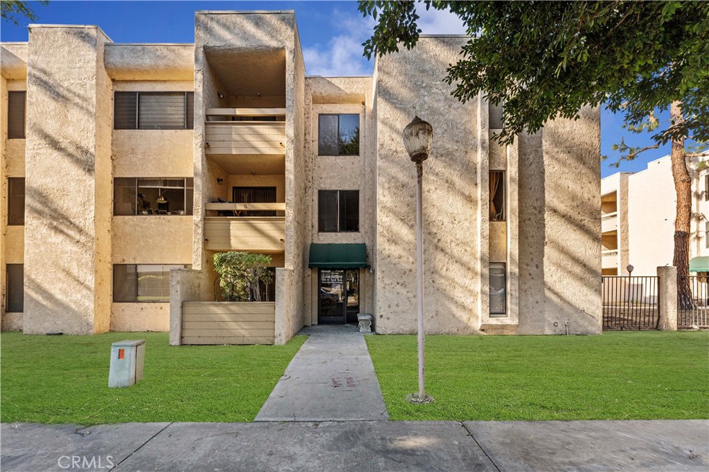Come and see the soft kitchen remodel. Home is located in a 55+ community near downtown Fullerton. The unit has been freshly painted and new carpeting in living area and bedroom the unit also has a newer AC. The lighting inside this corner end unit adds that welcoming feeling. This unit is located on the 3rd floor next to the elevator, so you have easy access directly to your unit. The community offers a relaxing lifestyle with a pool, jacuzzi, community laundry, and spaces for social gatherings. Safety first, you will find this here with a locked gated building access and secured parking. The Landscaping is currently being renovated. Water and trash included in low HOA dues. Also conveniently located in close proximity is, Ford Park, the Fullerton public library, the Senior’s Center, City Hall, Police Station, shopping/dining and freeway. Don't wait, come and see this unit today.