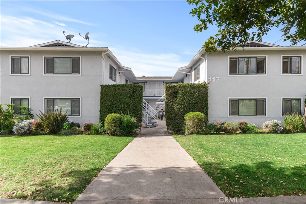 Discover this charming lease opportunity in the heart of Monrovia, just steps from downtown Monrovia on Myrtle Avenue! You'll be surrounded by a vibrant mix of shops, dining, highly rated schools and family-friendly parks, making it the perfect spot for those seeking convenience and community. Don’t miss out what this great community and location has to offer!
