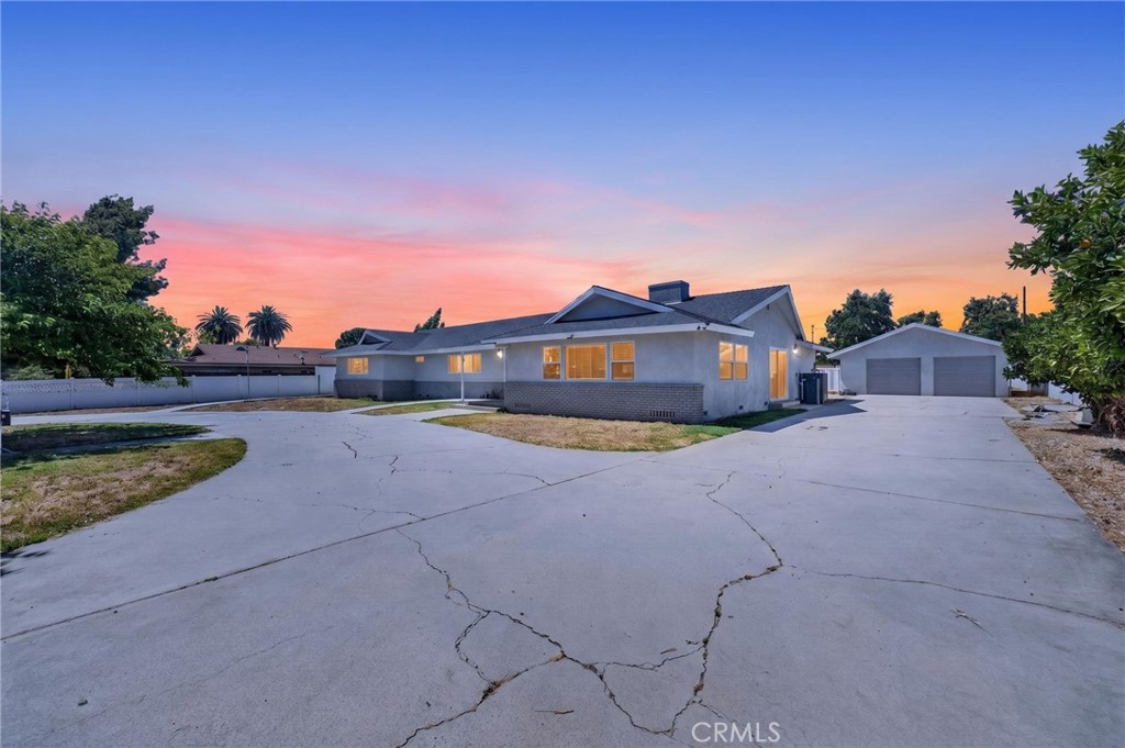 940 E Whittier