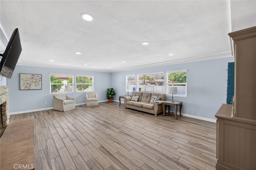 940 E Whittier