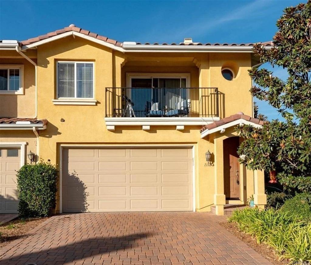 Very Private end unit townhouse, located in the upscale Oak Drive Villas. Open concept living featuring: granite counters, stainless appliances, gas stove, Life-Proof tile & carpet flooring, fireplace, separate laundry room upstairs, private balcony, southern facing windows to allow in the natural light, Central A/C, large master retreat with walk-in closet & dual vanity, 2 car attached garage + 2 car private driveway. Great for families with young children as the complex is across the street from Foothill Oak Elementary School, and lots of neighbors have young children. Located in the heart of Vista, the home is less than 10 minutes away from grocery stores, Vista Village, 20-30 minute drive away from Camp Pendleton Marine Corps Base main gate, public transportation and parks such as Brengle Terrace Park. Very Private end unit townhouse, located in the upscale Oak Drive Villas. Open concept living featuring: granite counters, stainless appliances, gas stove, Life-Proof tile & carpet flooring, fireplace, separate laundry room upstairs, private balcony, southern facing windows to allow in the natural light, Central A/C, large master retreat with walk-in closet & dual vanity, 2 car attached garage + 2 car private driveway. Great for families with young children as the complex is across the street from Foothill Oak Elementary School, and lots of neighbors have young children. Located in the heart of Vista, the home is less than 10 minutes away from grocery stores, Vista Village, 20-30 minute drive away from Camp Pendleton Marine Corps Base main gate, public transportation and parks such as Brengle Terrace Park.