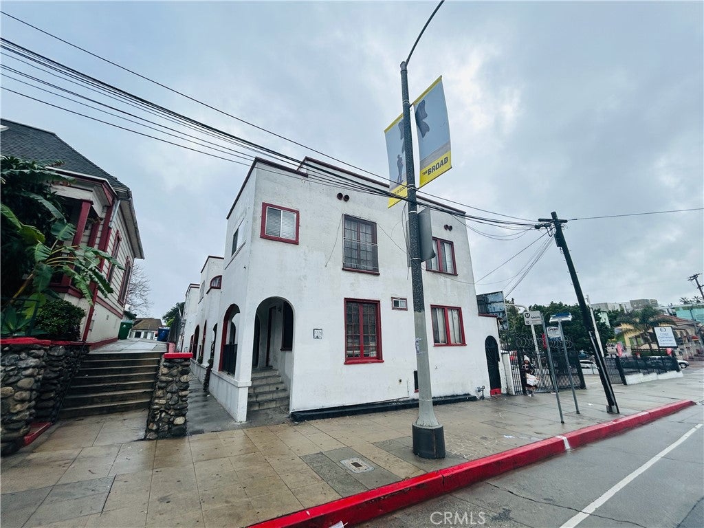 1534 W Temple