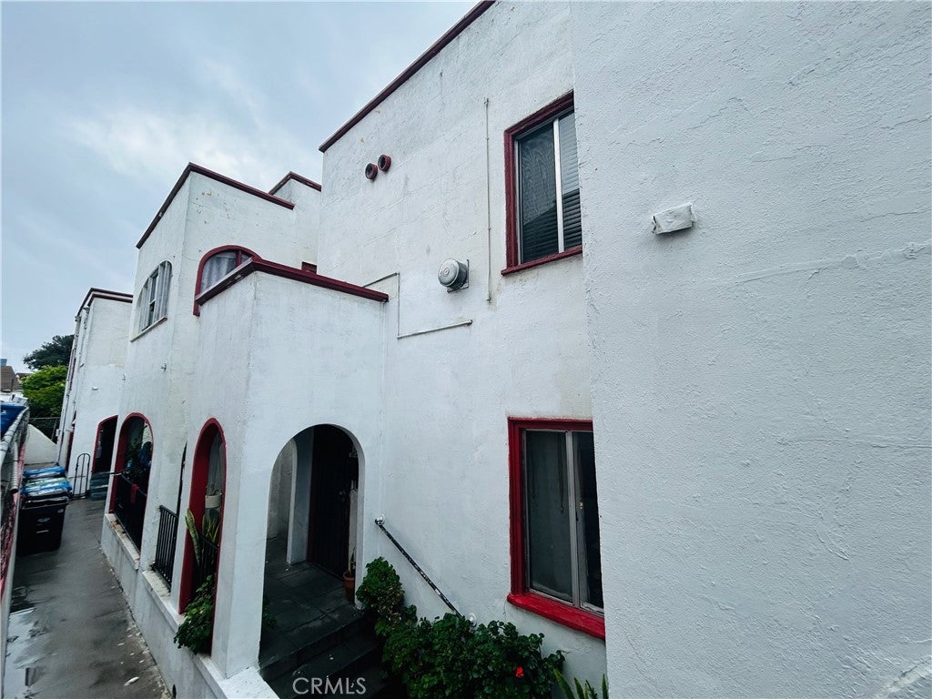 1534 W Temple