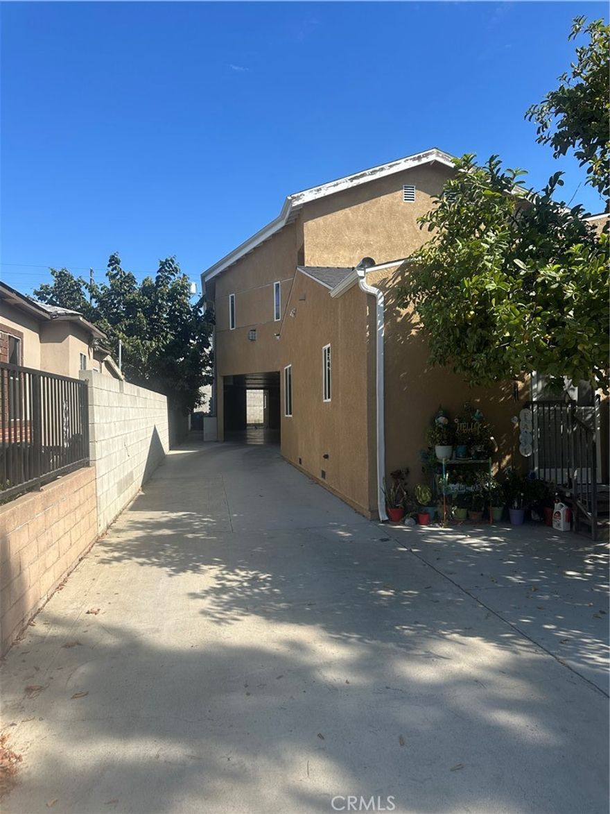 Well come to your new home in heart of Sherman Oaks California. this spacious and modern 3 bedroom 2 full bath unit is part of fortiplex offering both comfort and convenience. inside you will find an open and inviting floor plan that blends the living, dining and kitchen area, klichen is fully equip with dish washer Microwave and stove. unit comes with washer and dryer providing ultimate convenience needs. Parking will never be an issue with you your two dedicate parking space. property is very close to 105.405,170 and ralphs Starbucks , Chipotle, panda express ,CVS. Don't miss out on this fantastic opportunity . schedule a viewing today