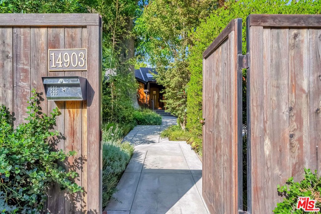 Photo of 14903 Valley Vista Boulevard, Sherman Oaks, CA 91403 (MLS # 26641685)