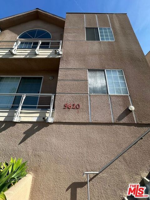 Photo of Tarzana, CA 91356 (MLS # 26647213)